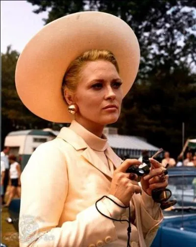 Faye Dunaway est la blonde qui sduit et/ou est sduite, par celui qui a escroqu sa compagnie, dans... ?