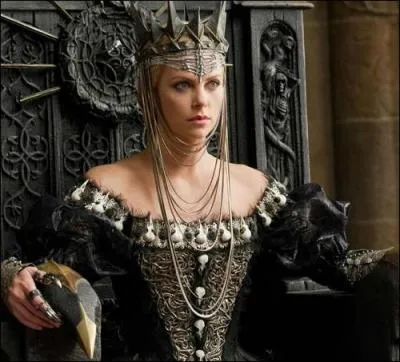 Charlize Theron est donc une Reine, puisque la voil sur un trne, mais quel est le film ?