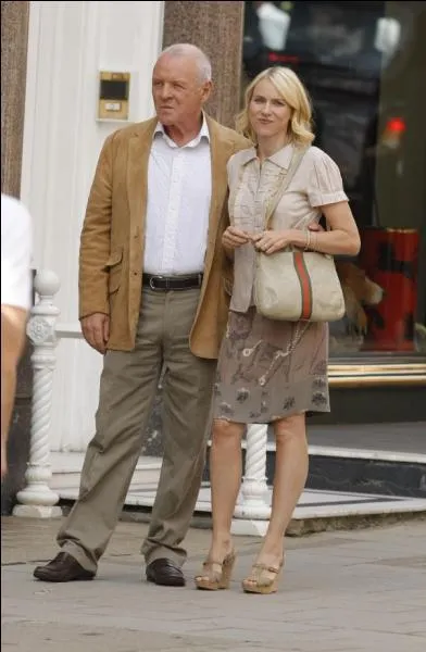 Dans quel film Anthony Hopkins et Naomi Watts sont-ils pre et fille ?
