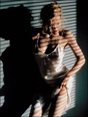 C'est la scne la plus clbre de ce film, dans lequel la blonde est Kim Basinger. C'est... ?