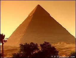 La pyramide de Gizeh est l'une des plus grandes pyramides. Mais quel pharaon abrite-t-elle ?