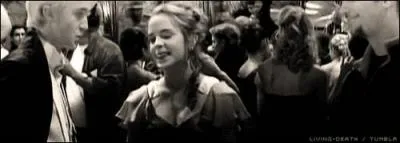 Avec qui se rend-il au bal en 4e année ?