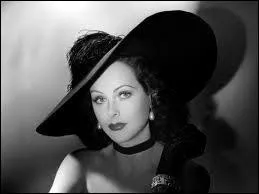 Qu'a invent Hedy Lamar, sex-symbol hollywoodienne et scientifique brillante, vers 1935 ?
