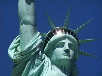 Le cuivre est la matire idale pour les statues. Comment dit-on  statue en cuivre  en anglais ?