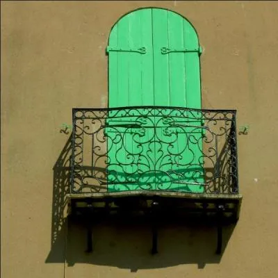 Le fer forg tient une place primordiale dans l'architecture mditerranenne. Comment dit-on  fer forg  en anglais ?