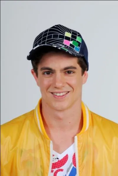 Qui sont les 2 garons qui suivent Violetta ?