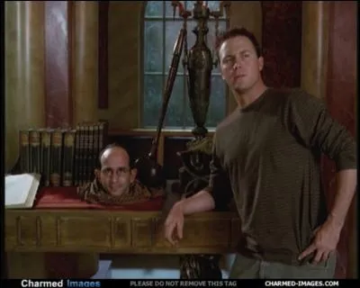 Il apparat dans la saison 6, il est l'assistant de Gidon. Qui a la tte coupe ?