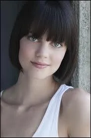 Comment s'appelle cette fille ?