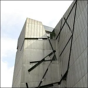 En 2011, qu'est-ce que le NPD, parti d'extrme-droite allemand, avait-il affich sur les murs du Muse juif de Berlin ?