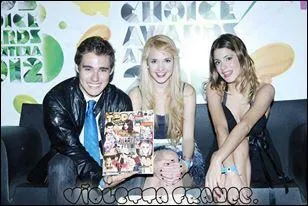 Quand Violetta perd sa voix, elle rve de chanter  Comos Quieres . Avec qui chante-t-elle cette chanson dans son rve ?