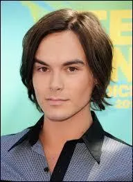 Tyler Blackburn joue galement dans cette srie. Comment s'appelle-t-il ?