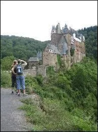 Comment s'appelle cette rgion allemande situe sur la rive gauche du Rhin ?