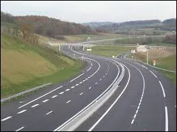 Sur l'autoroute la vitesse est parfois rduite de 20 kilomtres /heure mme par beau temps.