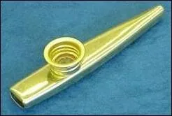 Le  gazou  ou  kazoo  est un accessoire de chant qui donne  la voix des sons nasillards. Qui chante  Avec mon petit gazou j'ai pas besoin de biniou ni de pipeau en bambou...   ?