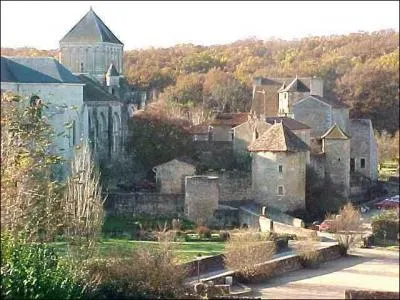 Quelle est cette abbaye, magnifique ensemble roman fortifi qui abritent depuis 830 des reliques de Saint Junien et qui fut le site de la troisime bataille de Poitiers ?