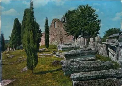 O se situe cette grande ncropole mrovingienne de Civaux dans laquelle seraient 10000 sarcophages o reposeraient les francs de Clovis morts lors de la bataille de Vouill en 507 ?