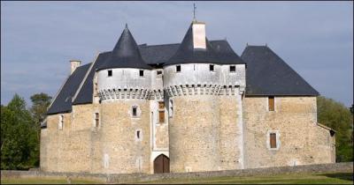 Une des forteresses la mieux conserve de la rgion, le chteau de Chambonneau prs de Gizay a servi de prison  :