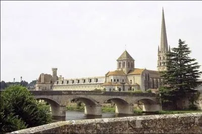 O est situe cette abbaye surnomme   la chapelle Sixtine du Moyen Age franais , dcore d'extraordinaires fresques romanes :