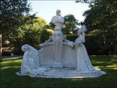 A Poitiers, quel est ce joli parc install sur une ancienne ncropole gallo-romaine qui offre une superbe vue sur la valle du Clain ?