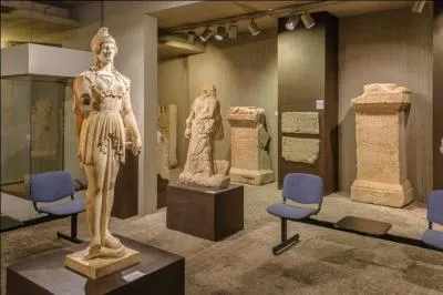 Dans quelle ville pourrez dcouvrir le muse Sainte Croix, o vous verrez des plaques prhistoriques graves, des tmoignages de la ville  l'poque gallo-romaine et des peintures de Sisley et Ingres ainsi que des oeuvres de Rodin ?