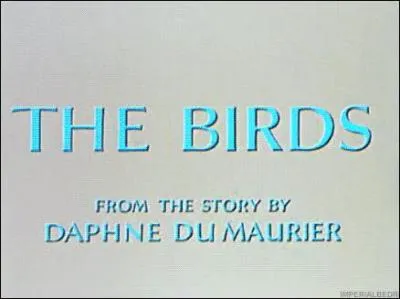 Que tient-il en laisse dans Les Oiseaux ?