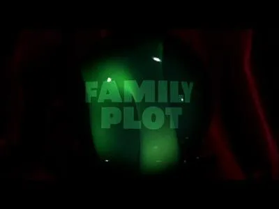 Comment apparat-il dans Complot de famille ?