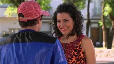 Dans la saison 1, de qui tombe-t-elle amoureuse ?