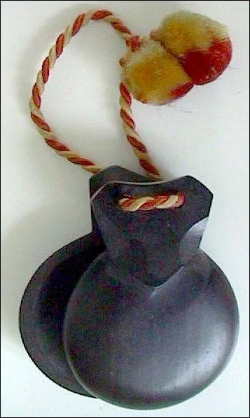 Généralement fabriquées en bois dur ou en ivoire surmontées d'une oreille, dont les faces creuses s'entrechoquent, nous sommes :