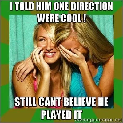 Je vous dresse le tableau : visualisez deux adolescentes qui gloussent comme des dindes devant leur idole. Quel verbe anglais convient pour  rire btement  ?