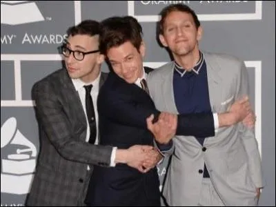 Restons avec les idoles des jeunes. Quel groupe amricain dont le nom veut dire  amusement  a sorti le tube  We Are Young  en 2011 ?