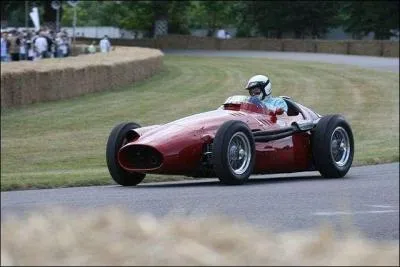 Quelle est la marque de cette voiture ?