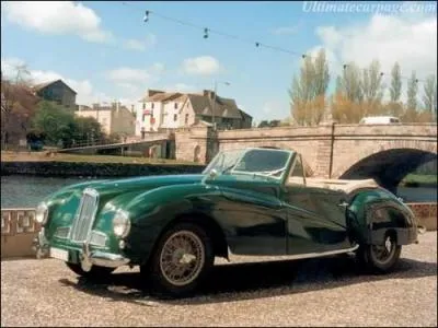 Quelle est la marque de cette voiture ?