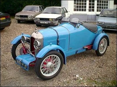 Quelle est la marque de cette voiture ?