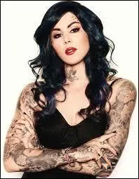 Dans les saisons 1 et 2, une autre artiste vient les aider. Il s'agit de :