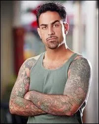 Cette personne a un tatouage de coeur dans le dos. Qu'est-il inscrit dans ce coeur ?