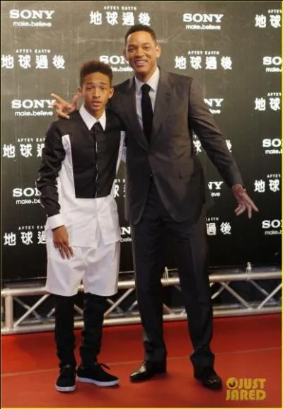 Euh, que peut-on dire au jeune Jaden, qui pose ici aux cts de son trs lgant pre, Will Smith, dans cette trange tenue ?
