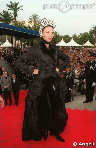 Victoria Abril aime la fantaisie plus que l'allure lgante, et si la couleur ici est triste, elle anime l'ensemble en... ?