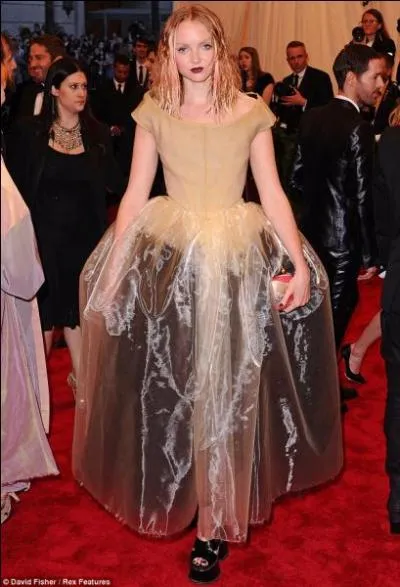 Lily Cole est un mannequin vedette et une actrice. Pourquoi diable s'est-elle ainsi atife d'un genre de mduse gante ? Parce qu'il s'agit d'une robe de crateur anglais comme elle. Qui,  votre avis ?