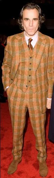 Cet anglais est certes classique en ce qui concerne la coupe, mais franchement, l'imprim et ses couleurs sont un dsastre. Qui est-ce ?