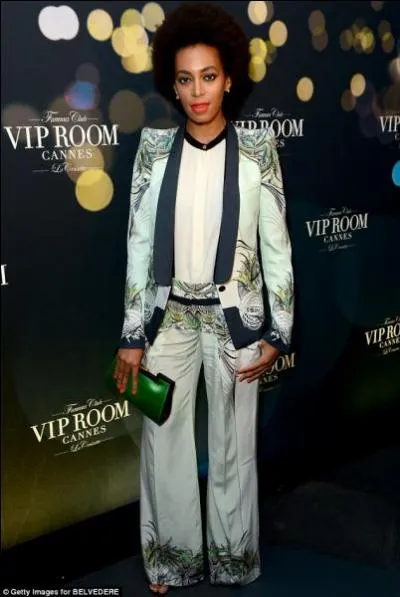 Ce costume, froiss, mal coup, brillant, et  l'imprim  toile cire , est sign de Roberto Cavalli. Qui le porte ?