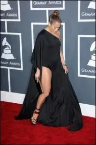 Qui joue ici  la grand-mre de Batman, dans ce sac vaguement cape, qui laisse toutefois totalement apparatre une seule jambe ?