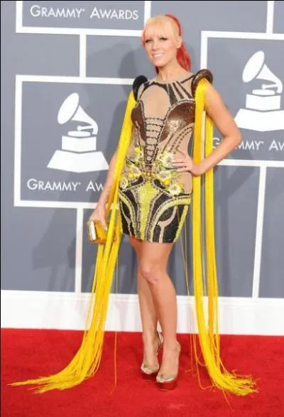Aux Grammy awards, on a pu voir Bonnie McKee avec cette robe, ridicule et importable. Les franges trop longues sur les cts, elle a d... ?