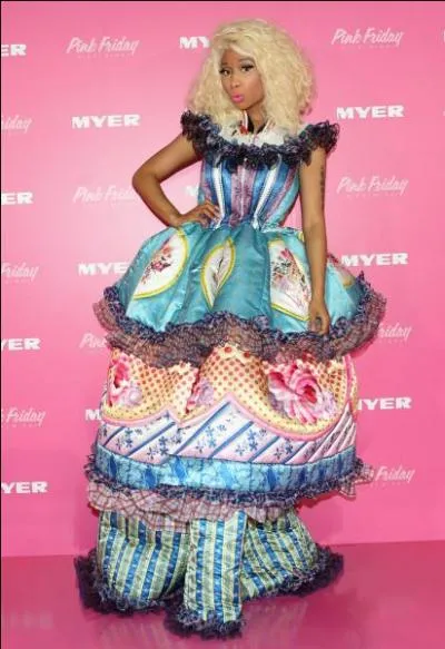 Encore une autre, Nicki Minaj, qui pourrait squatter toutes les questions de ce quiz. Elle porte ici une robe improbable, qui ressemble tout  fait... ?