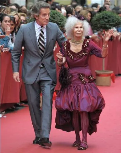 Cette Dame est une Duchesse, la Duchesse d'Albe, se nomme Cayetana Fitz-James Stuart, et est ge de 89 ans, aussi peut-on trouver ce got particulier plutt rjouissant. Dans quel pays est le Duch d'Albe ?