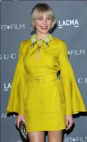 Une blonde non bronze dans du jaune proche du cacadoie, c'est mortel, et ne parlons pas de la coupe de ce vtement court sign Gucci. Quelle star s'est trompe ici ?