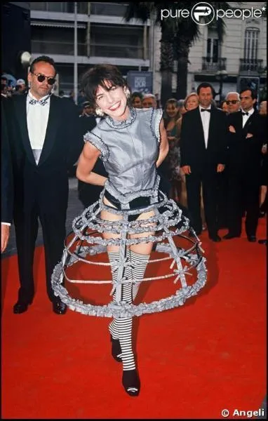 Avec cet ensemble que porte ici Lio,  Cannes, on a tout  fait l'impression qu'il manque la jupe. Que porte-t-elle ?