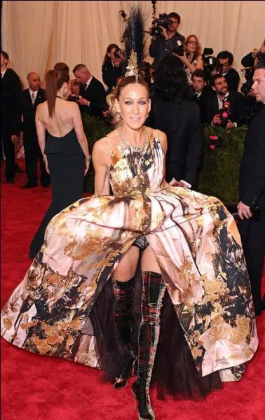 Sarah Jessica Parker est suppose tre une bte de mode, comme Carrie Bradshaw, son personnage ftiche, alors que c'est la costumire de la srie qui choisissait les tenues. Mais ici point d'lgance, juste du n'importe quoi. De plus, elle arbore comme coiffure... ?