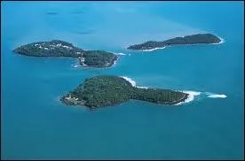 Comment s'appellent les les au large de la Guyane (Kourou) ?