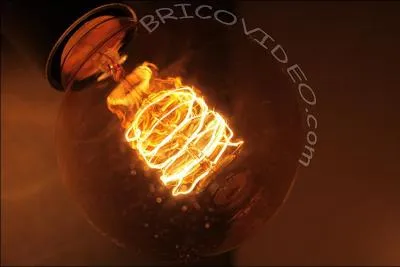 Je produit de la lumire lorsque je suis surchauff par un courant lectrique. Quel est mon nom ?