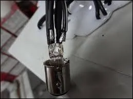 Composition mtallique fusible, qui sert  souder,  unir ensemble des pices de mtal. Je suis ________.